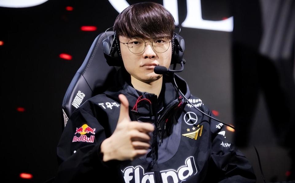 JD Gaming 和 Oh My God 在五场比赛中奋战并赢得了比赛，以 2-0 的战绩晋级淘汰赛阶段。